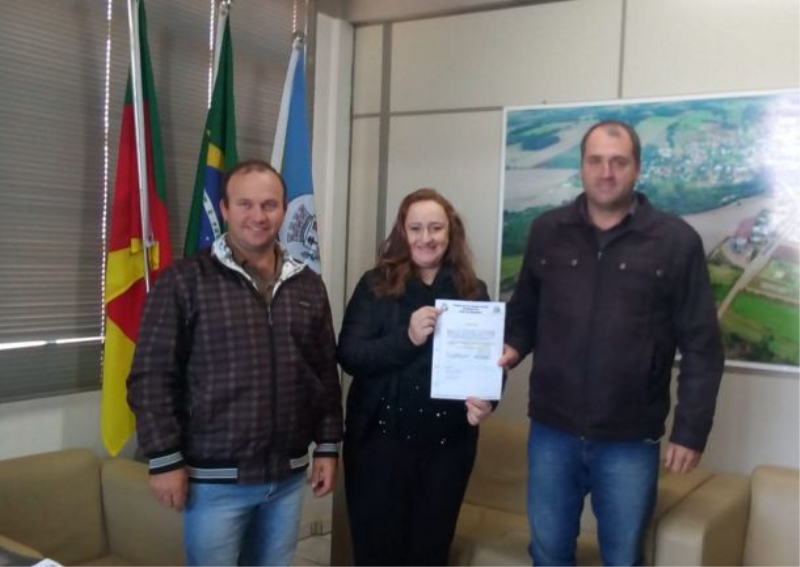 CARLA POLANCZKY MALESCZYK É EMPOSSADA COMO NOVA PROFESSORA DE SÉRIES INICIAIS DE NOSSO MUNICÍPIO